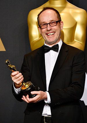 由吉布森指导的电影《血战钢锯岭》获得最佳影片剪辑奖。图为该片剪辑师 John Gilbert。 (Frazer Harrison/Getty Images)