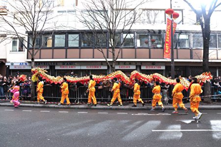 金龍向圍觀的人們拜年。(金湖/大紀元)