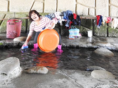 南勢溪直到現在仍有許多民眾利用溪水來洗衣，這是相當特別的湧泉洗衣文化。（鄧玫玲／大紀元）