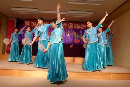 7名家长也用心准备了舞蹈《七仙女扇舞贺新春》，温婉的舞蹈和服饰，表现出妈妈们小家碧玉般的清雅端庄。