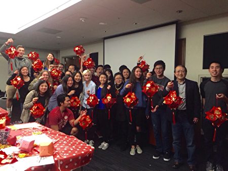 2月10日，查普曼大学（Chapman University）之世界语言文化系中文部与驻洛杉矶台北经济文化办事处教育组在查普曼大学主校区内举办“融合华语文特色的中华文化推广活动-元宵节”活动。（袁玫／大纪元）  