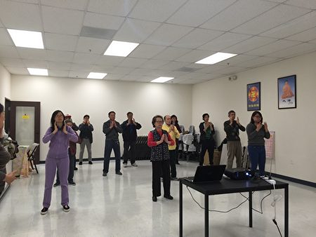 參加「法輪大法九講班」的新學員們在練習功法。（大紀元）
