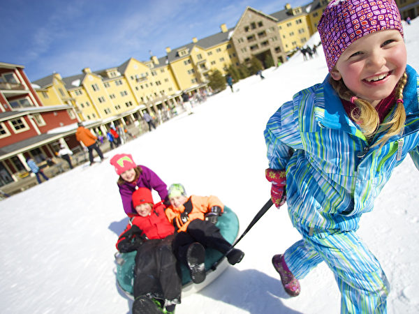 雪上运动容易提高孩子的交际能力。（Okemo滑雪渡假村提供）