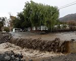 天降豪雨固令大面积地区摆脱旱情，但同时也造成洪水泛滥，道路被冲毁、民居被淹。（Justin Sullivan/Getty ）