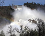 2月14日，加州第二大水庫奧羅維爾湖（Lake Oroville）在泄洪。（Elijah Nouvelage/Getty Images）