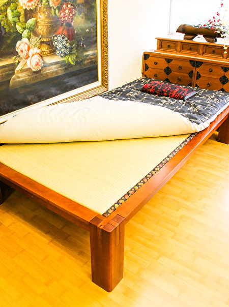 旧金山湾区Murasaki榻榻米床以传统木工接榫，木条、板之间契合严密，扎实稳当。（王文旭/大纪元）
