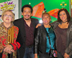 3月26日晚上，平面設計師Lucero Bustillos Domínguez（左）跟親友觀賞了神韻巡迴藝術團今年在墨西哥城文化中心劇院 1（Centro Cultural Teatro 1）的第五場演出。（麥蕾／大紀元）
