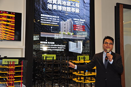 「台灣建築安全履歷協會」理事長戴雲發說明安全鋼筋結構、傳統柱和系統柱的區別。（賴月貴／大紀元）