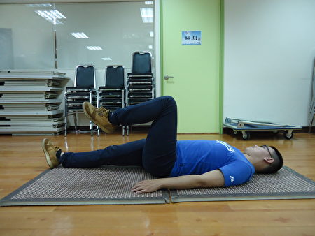 平躺屈膝：平躺地面，两手掌放在腹部两侧，收缩腹肌让双腿伸直，轮流单腿弯曲再伸直。（王尧弘提供） 
