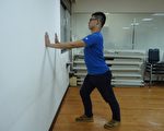 推牆運動：手臂打直推牆，上半身保持直立，雙手用力推牆壁，這式較簡單，上班族可以在辦公室做。（王堯弘提供）