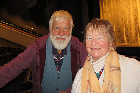 Graveney夫妇观看了3月26日美国世界艺术团在英国伯明翰国际会议中心（ICC）进行的第二场神韵演出。（文华／大纪元）
