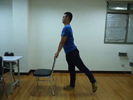 站姿脚后抬：手扶椅背，轮流将脚往后抬起，这式较简单，上班族可以在办公室做。（王尧弘提供） 