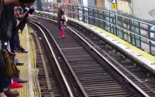 女子跳下地铁轨道想走到曼哈顿 疑为精神病
