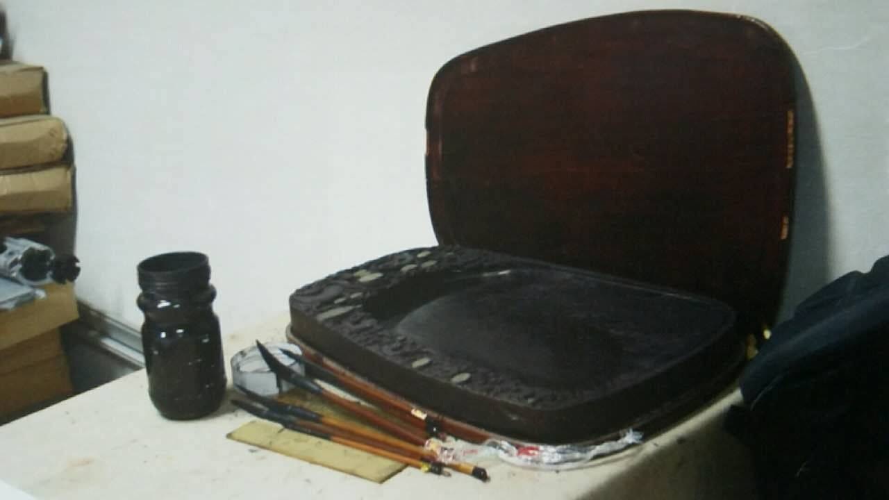 宋军与父亲制作的大砚台。(宋军提供)