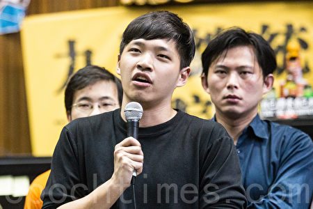 2014年3月23日，太阳花学运领袖林飞帆（中）等人召开记者会，各学生团体与NGO团体表联合声明，提出4项诉求。（大纪元资料照）