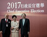 2017年3月26日，五年一度的香港特首選舉中，三位參選人合影，左起：退休法官胡國興，親中建制派的林鄭月娥，與民調最高的前財政司司長曾俊華。(DALE DE LA REY/AFP/Getty Images)