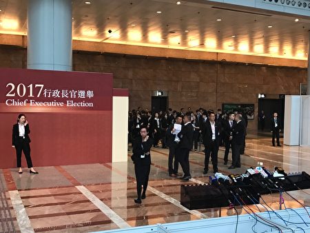 3月26日是香港五年一度的特首選舉日，選舉前保安等相關人員陸續到場。（大紀元）