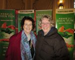 詩人Nancy Brunellen女士（右）與朋友Elveta Brunelle女士（左）欣賞了神韻北美藝術團在佛蒙特州伯靈頓市的演出後，形容神韻如詩如畫。（秦川/大紀元）
