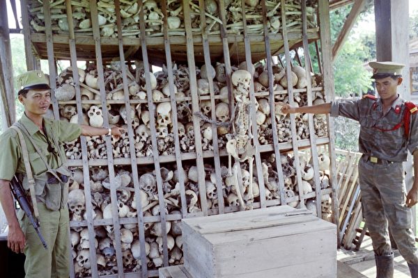 柬埔寨诗梳风一家寺院里保存着3000多个赤棉受难者的头骨。摄于1991年。(STEFAN ELLIS/AFP/Getty Images)