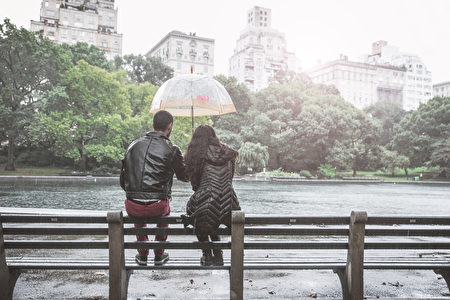 下雨天，夫婦坐一條長凳在中央公園，