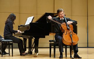 大提琴家Reiner Ginzel（雷納‧金澤）教授及鋼琴家黎國媛教授於記者會上共同演出精彩曲目片段。（廖素貞／大紀元）
