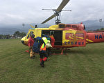 由4人组成的登山队伍攀登八通关越岭古道,其中一名男大生2日失足滑落山壁,腰伤无法行动,警消获报,出动空勤直升机,碍于天候2度返航,救难人员徒步救人。(花莲县消防局提供)