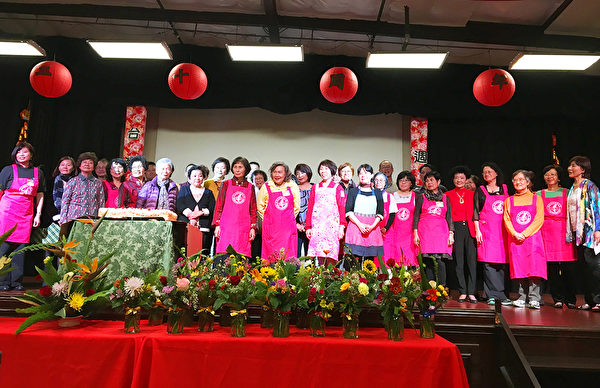 圣地亚哥台湾中心和台美基金会近日举行20周年庆募款餐会。图为为筹款会服务的义工们。（杨婕／大纪元）