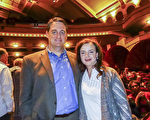 Mike Menard先生和太太觀看了神韻3月3日在密爾沃基的演出。 （謝漫雪／大紀元）