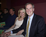 律師Jeff Patza和未婚妻Michelle Bonds觀看了3月4日下午密爾沃基的神韻演出。（溫文清／大紀元）