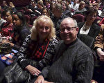 Terry Montag先生和太太Sheri觀看了3月4日晚神韻迴藝術團威斯康星州密爾沃基市的密爾沃基劇院的進行了第三場演出。（謝漫雪／大紀元）
