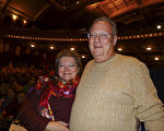 Michael Carroll先生和太太Christina觀看了3月5日下午神韻迴藝術團威斯康星州密爾沃基市的密爾沃基劇院的最後一場演出。（謝漫雪／大紀元）