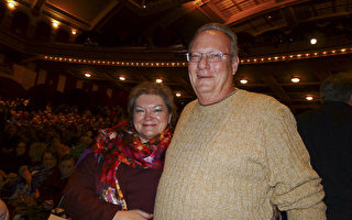 Michael Carroll先生和太太Christina觀看了3月5日下午神韻迴藝術團威斯康星州密爾沃基市的密爾沃基劇院的最後一場演出。（謝漫雪／大紀元）