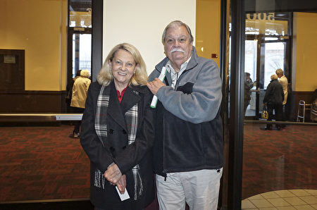 3月5日，高管獵頭公司The CES Group老闆Bob Cooper和職業廣告人Kathy Arrotta觀看了神韻巡迴藝術團在威斯康辛州密爾沃基劇院（Milwaukee Theater）的壓軸演出。（Valerie Avore／大紀元）