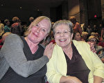 3月7日晚， 舞蹈编导Debra Levasseur Lottman（左）跟一位好朋友一同观看了神韵在图森的演出。（麦蕾／大纪元）