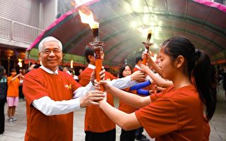 圣火由副市长张惠博手中传给传递圣火的运动员。（嘉义市政府提供）