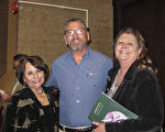 Darin Clark先生和太太Stephanie White，母親Martha一起觀看了3月8日晚上神韻在圖森的演出。（麥蕾／大紀元）