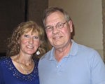 退休律師Glenn Summers攜夫人Denise Summers觀看了3月8日晚上神韻在圖森的演出。（麥蕾／大紀元）