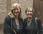 中学老师Monica Christensen携友人、贸易展经理Ann Bridges观赏了神韵3月8日晚在美国亚利桑那州图森市的第三场演出。（Albert Roman／大纪元）