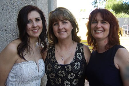 母親Kelly Parcell帶著兩個女兒看神韻。（于麗麗／大紀元）