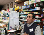 田德隆區超市店主Fadhl Radmen，在獲得設備和裝潢資助後，從2014年開始銷售新鮮農產品。（李霖昭／大紀元）
