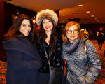 作家Diane Decastro 女士（中）和Tatiana Kudina（右）及友人一起在3月11日下午來到羅斯蒙德劇院（Rosemont Theatre）觀看神韻演出。 （謝漫雪／大紀元）