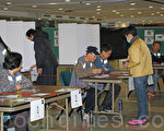 公民聯合行動昨日在中大及港大，開設實體票站，方便市民參與「特首選舉民間全民投票」。（蔡雯文／大紀元）