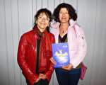 3月15日晚，哲學教師Laura Artom（左）與朋友Dominique一同觀看神韻演出。（亦凡/大紀元）