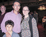 3月15日晚，私人诊所老板Isaac Yosef先生带着妻子Bonnie Nadel和儿子观看了神韵国际艺术团在美国凤凰城奥芬剧院的演出。（麦蕾／大纪元）