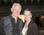 3月15日晚，Dawson夫妇观看了神韵国际艺术团在美国凤凰城奥芬剧院(Orpheum Theatre)的演出。（麦蕾 ／大纪元）