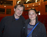 音响师Ivan Broussegoutte和未婚妻Labarrère Solene3月18日下午一起观看了神韵世界艺术团在普罗旺斯大剧院的第二场演出。（金湖／大纪元）