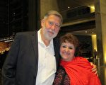 Juan Ávila先生和妻子Guillermina Saravia de Ávila觀看了3月18日下午神韻在蒙特雷的演出。（麥蕾／大紀元）