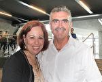 前市長César Garza Villarreal先生及夫人Carmen Arredondo一起觀看了3月19日下午神韻在蒙特雷的演出。（麥蕾/大紀元）