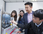 由香港城市大学教授王循理（右2）领军的一个研究团队，发现金属玻璃成型过程中一种未为人知的无定型状态，有利研制更优质的新型金属合金。（香港城市大学提供）