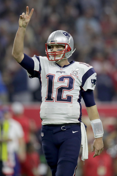 图：新英格兰爱国者明星队员Tom Brady在休斯顿举行的第51届超级碗橄榄球比赛中。（Photo by Ronald Martinez/Getty Image）